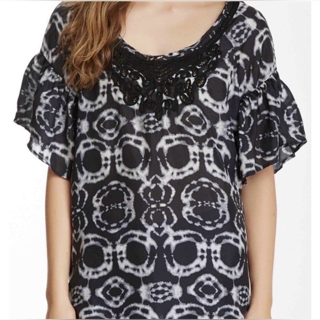 Da-Nang 100% Silk Black And White Relaxed Graphic Blouse With Cap Sleeves